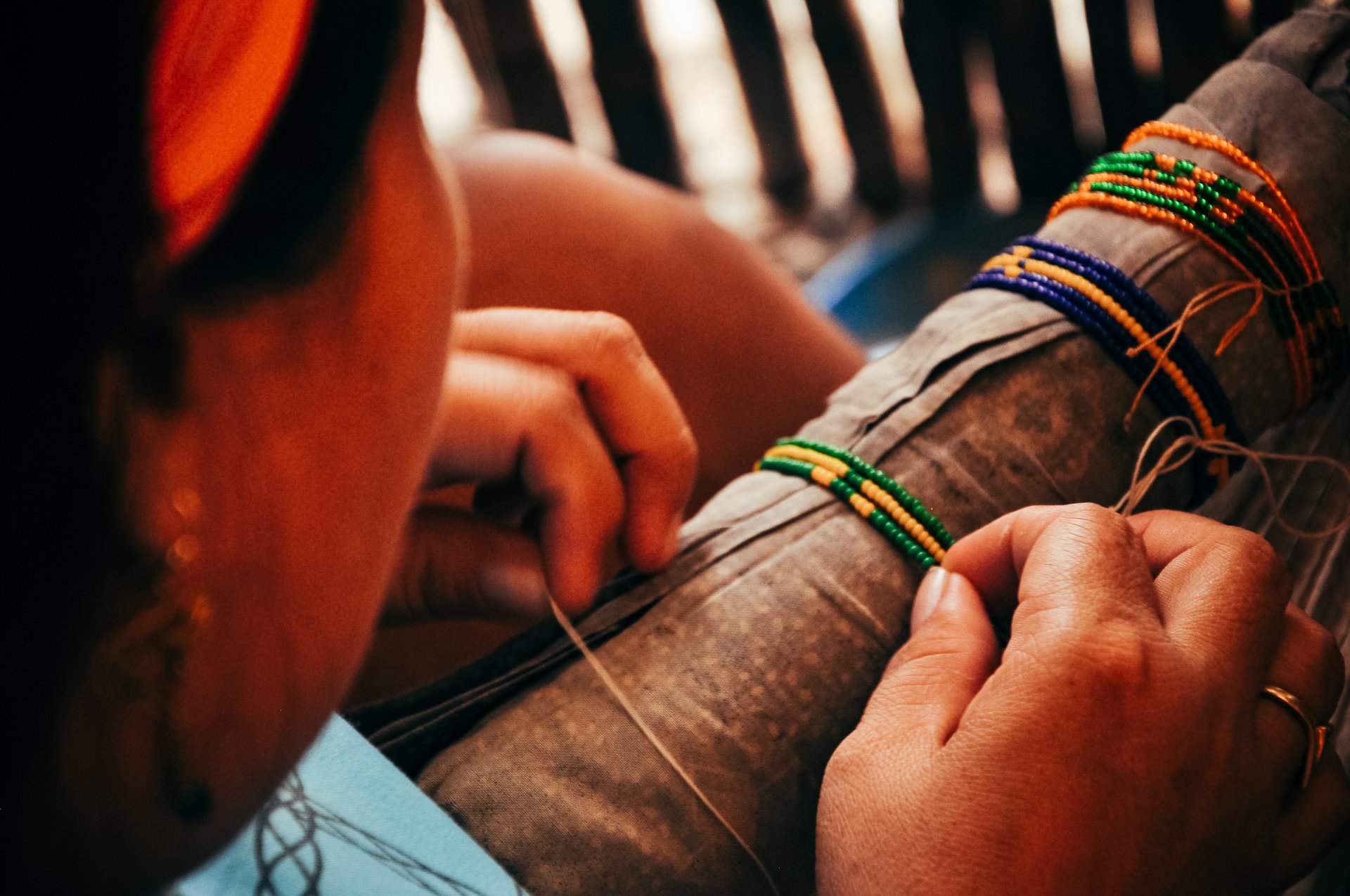 Femme en train de confectionner des bracelets sur San Blas au Panama